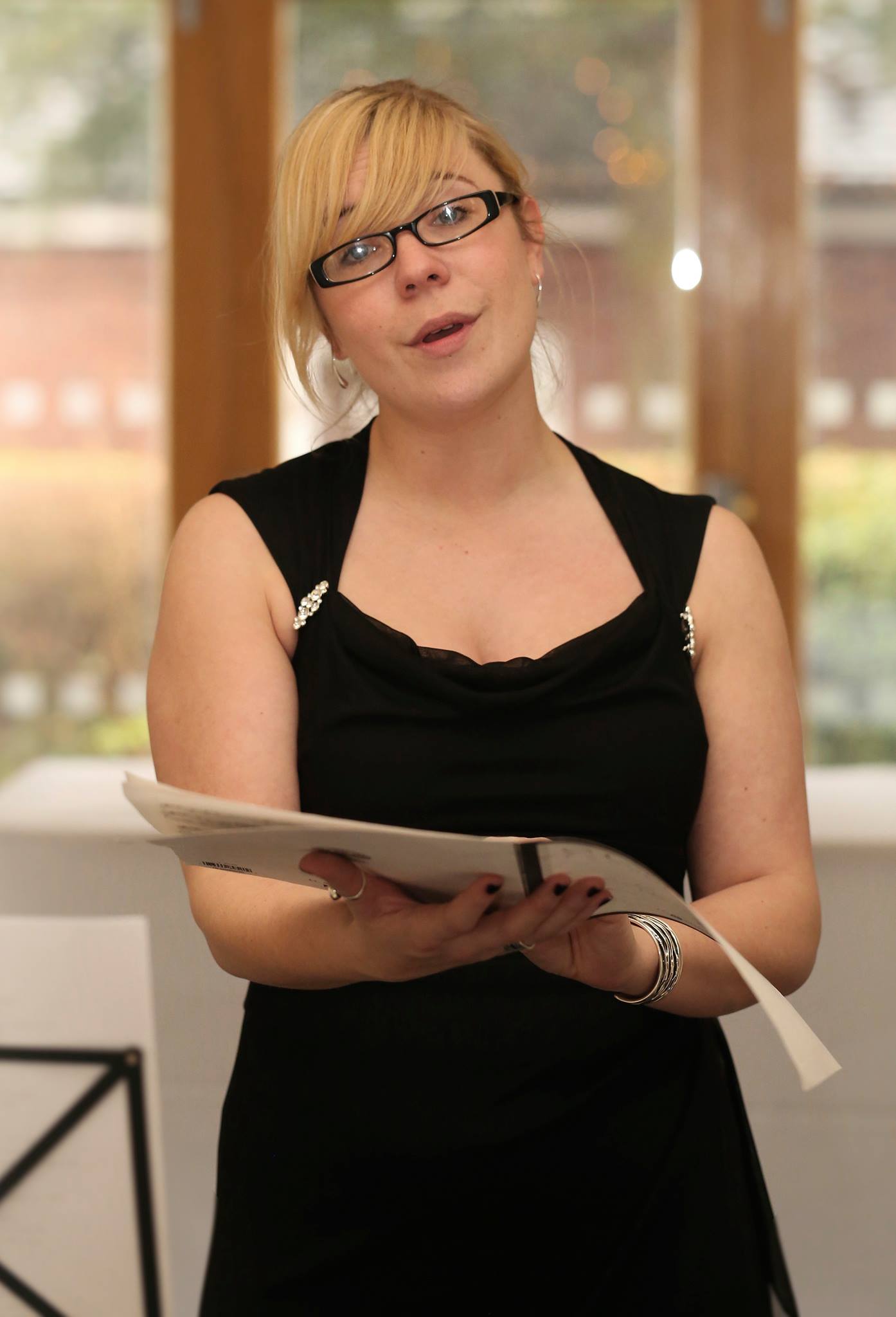 Sara de Visser singing at a wedding