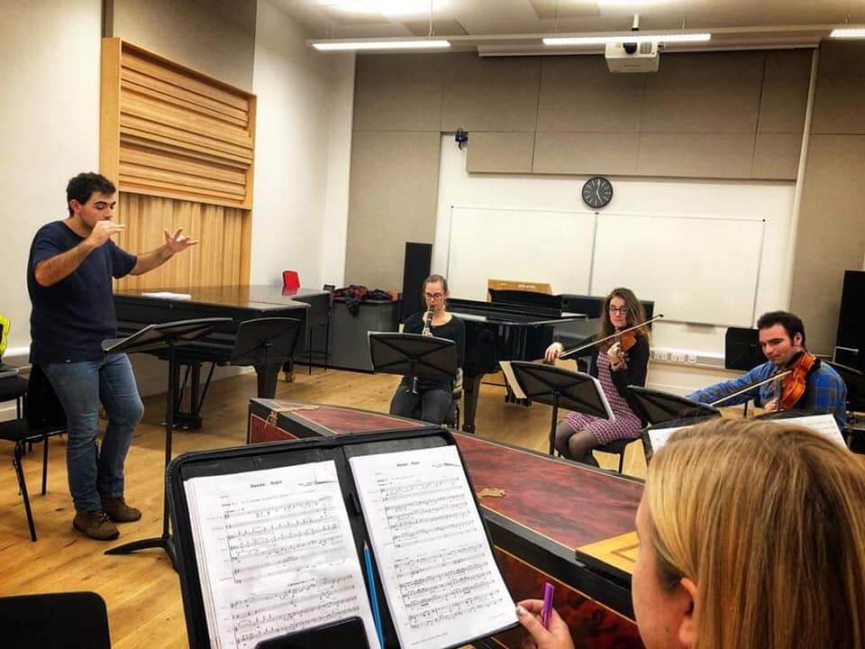 Sara de Visser singing with quartet